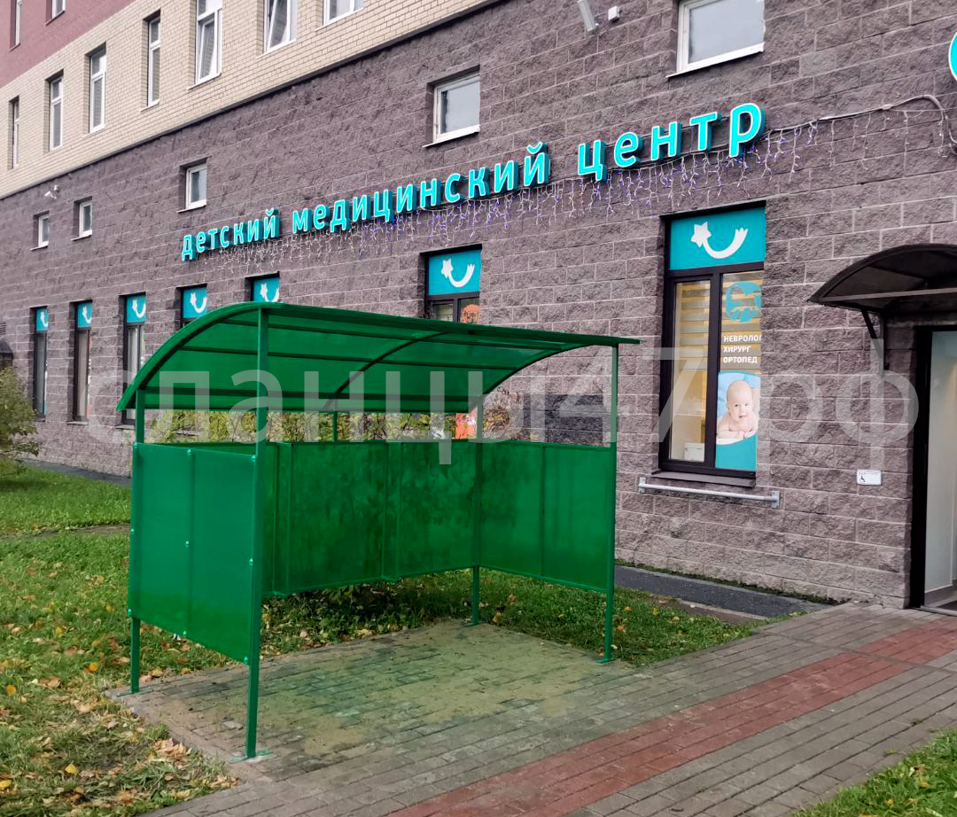 Парковка для детских колясок на три места - возле детского медицинского центра в СПб